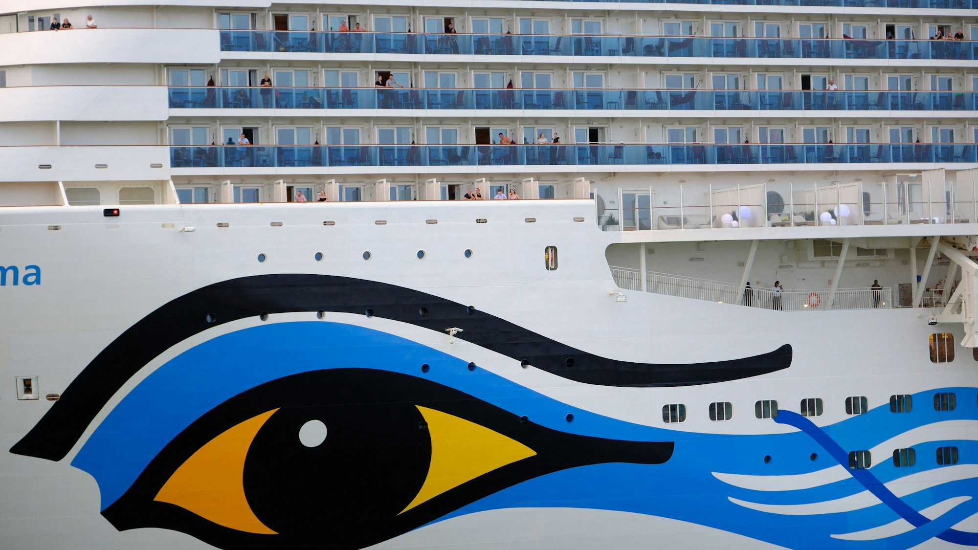 Kreuzfahrtschiff mit vielen Menschen