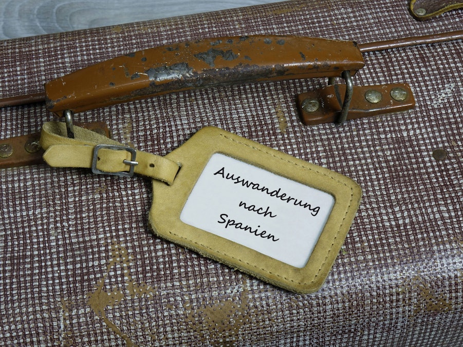 Koffer mit Anhänger „Auswanderung nach Spanien“