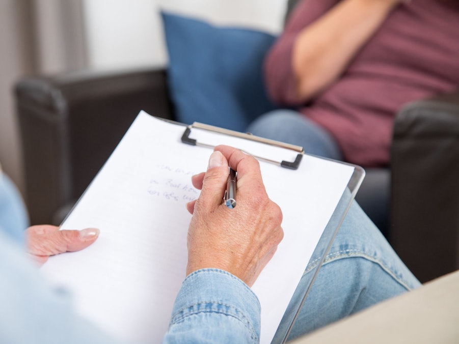 Eine Psychotherapeutin unterhält sich mit einer Patientin