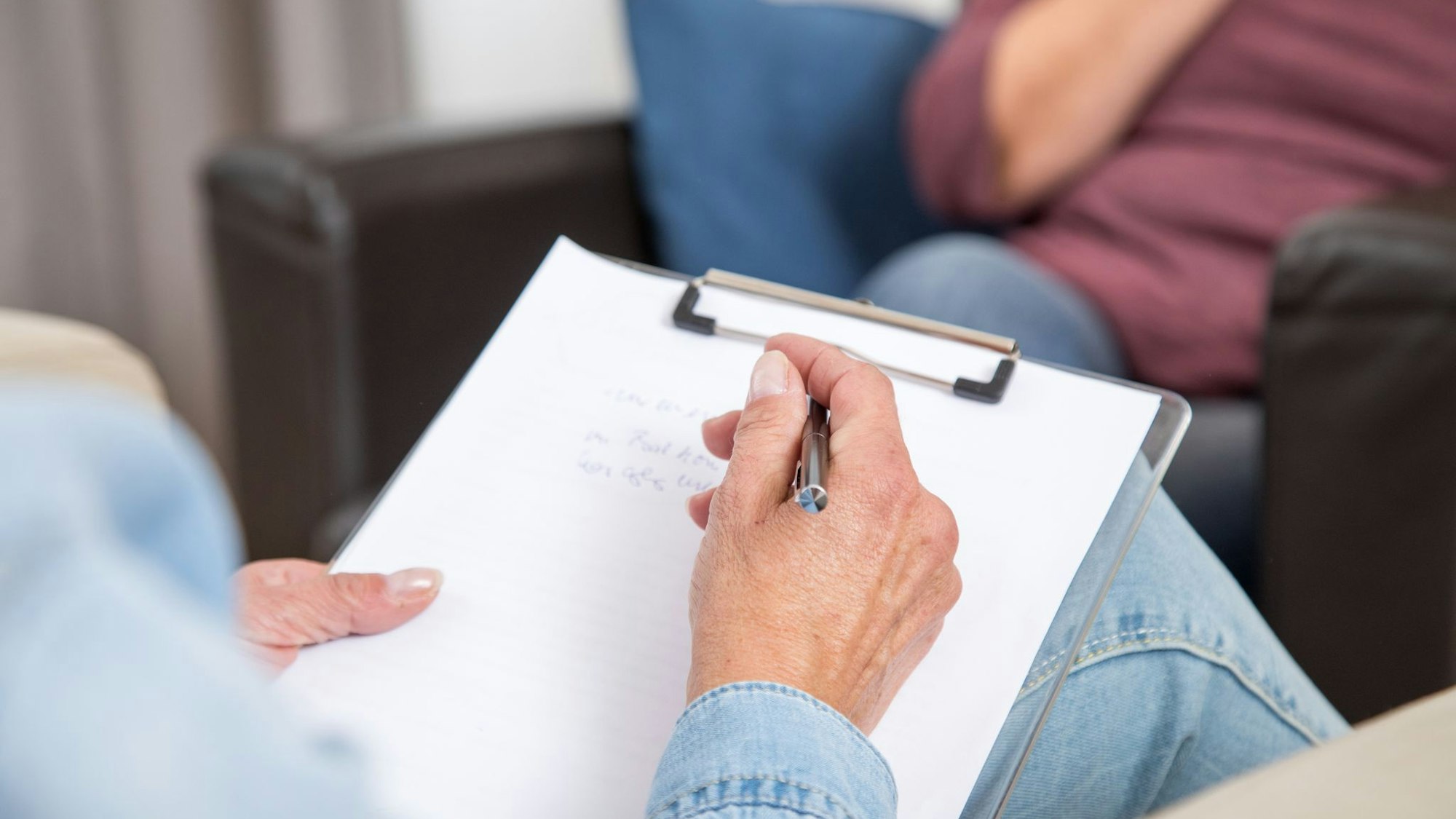 Eine Psychotherapeutin unterhält sich mit einer Patientin