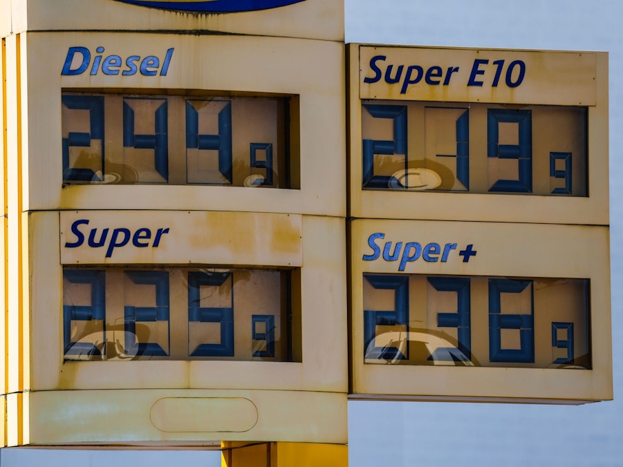 Anzeigetafel an einer Tankstelle