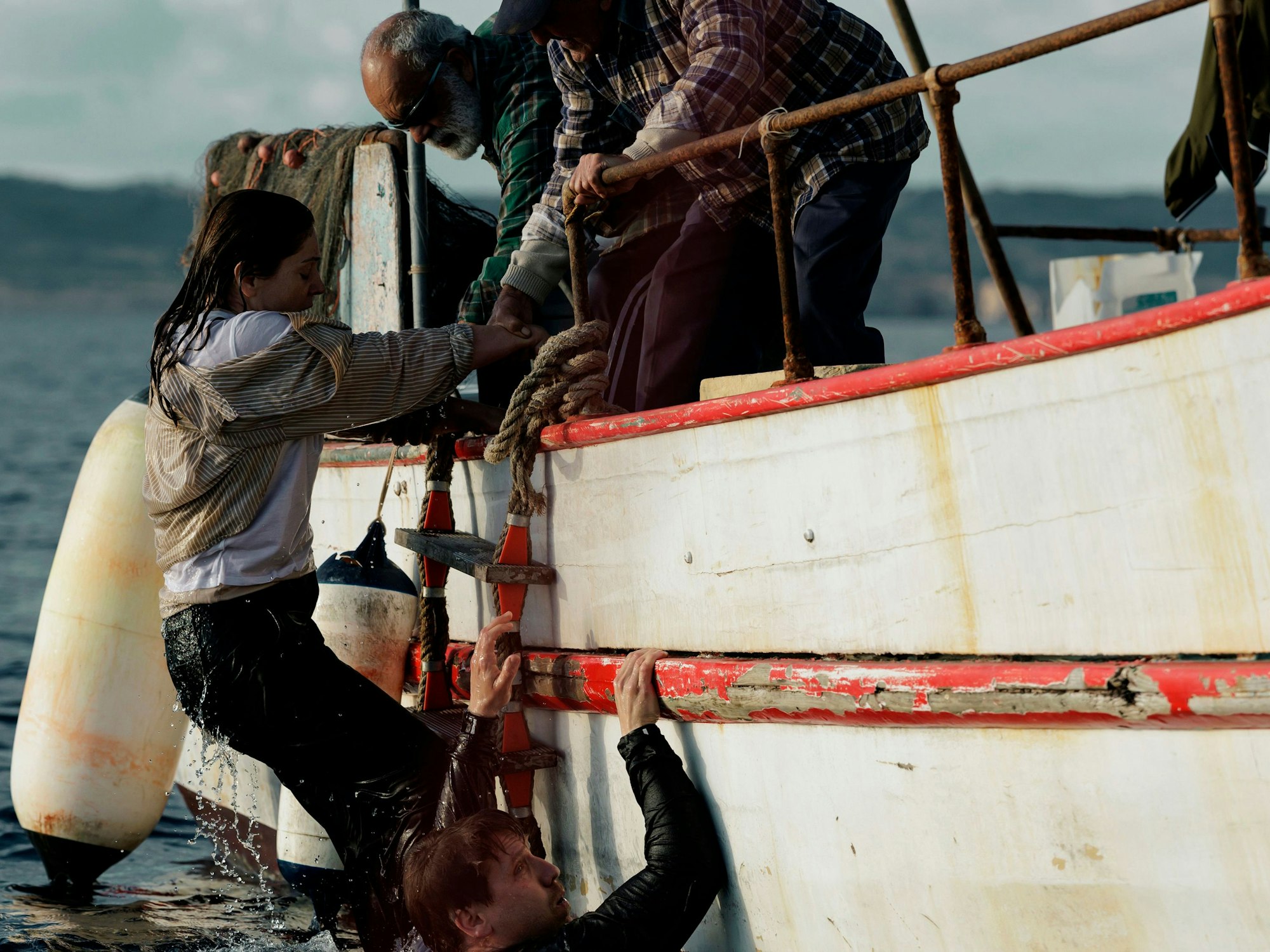 Lars Röwer (Hanno Koffler) und seine Kollegin Hanna Landauer (Ulrike C. Tscharre) werden von einem vorbeifahrenden Boot gerettet.