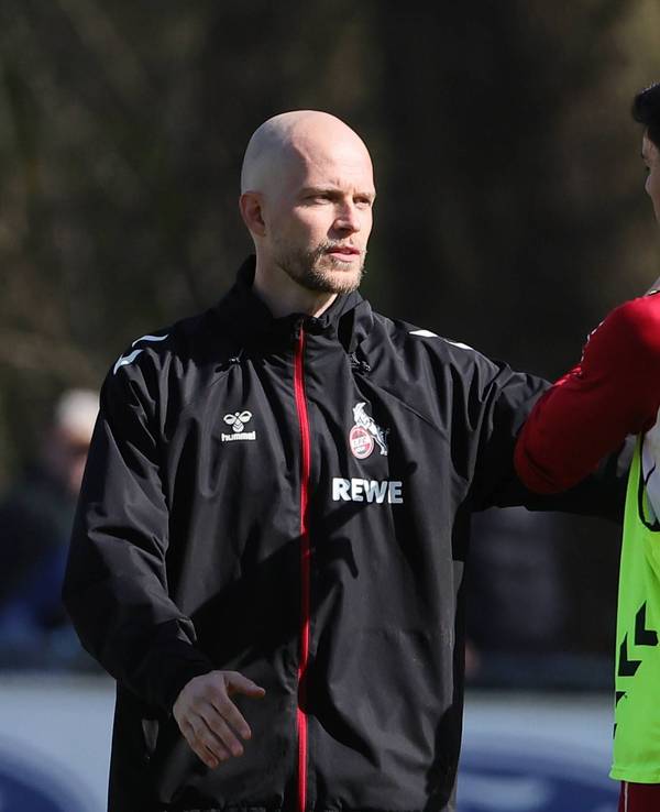 Im Training beim 1. FC Köln spricht René Wagner mit Cenk Özkacar.