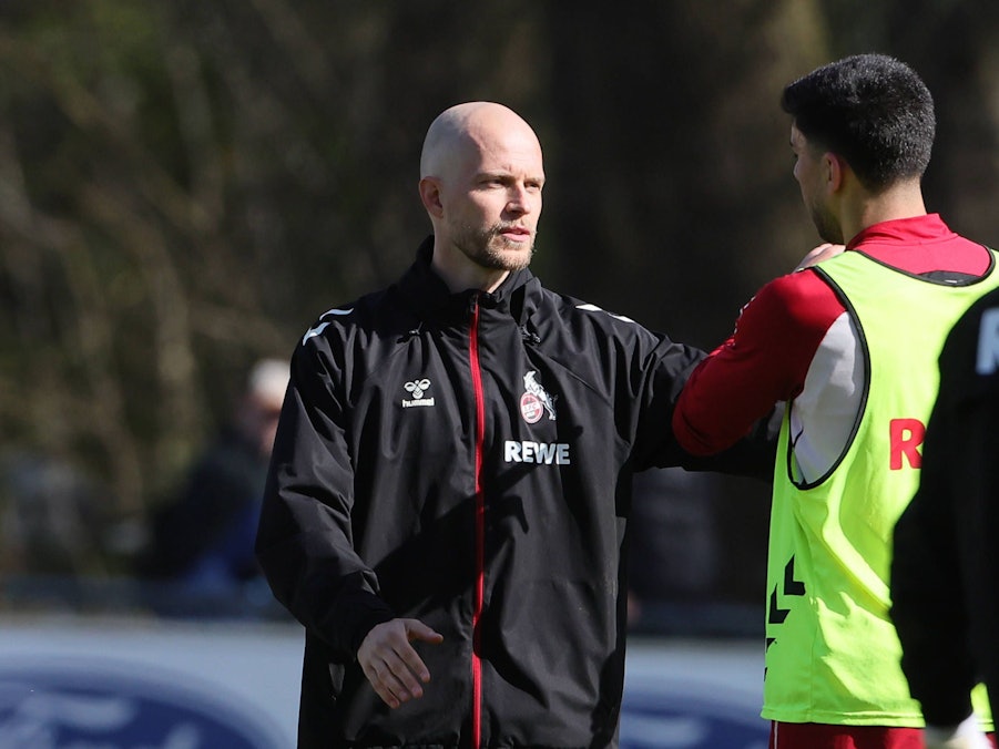 Im Training beim 1. FC Köln spricht René Wagner mit Cenk Özkacar.