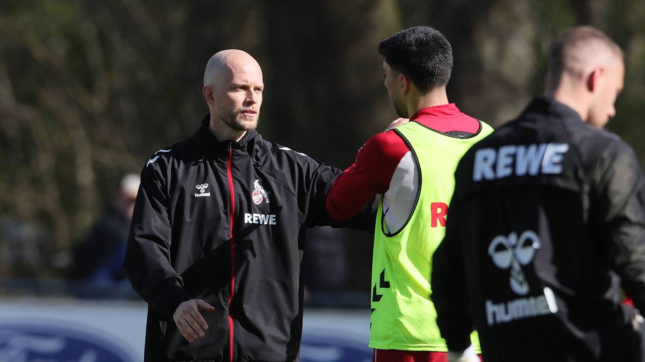 Im Training beim 1. FC Köln spricht René Wagner mit Cenk Özkacar.