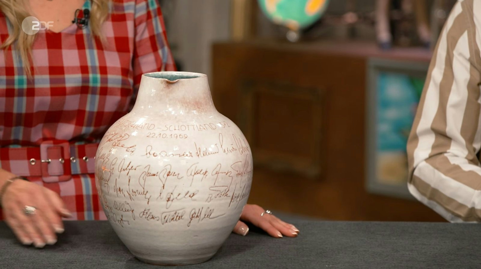 Das Gefäß war mit Unterschriften deutscher Nationalkicker aus dem Jahr 1969 beschriftet. (Bild: ZDF)