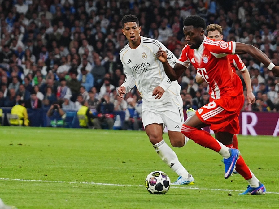 Alphonso Davies und Jude Bellingham im Fußballspiel