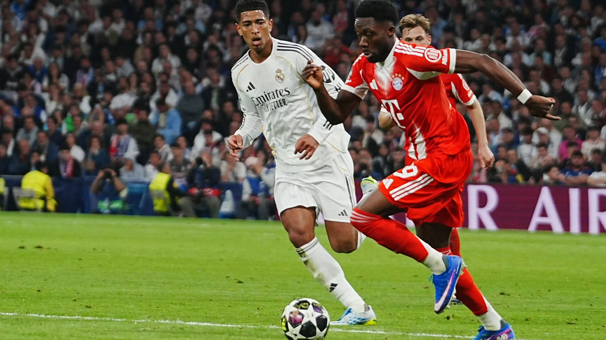 Alphonso Davies und Jude Bellingham im Fußballspiel