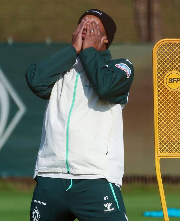 Daniel Thioune hält sich im Training von Werder Bremen die Hände vors Gesicht.