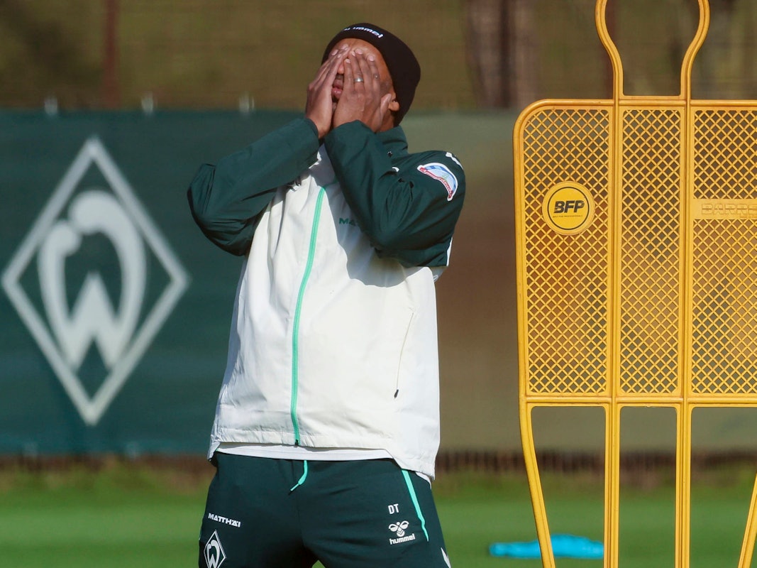 Daniel Thioune hält sich im Training von Werder Bremen die Hände vors Gesicht.