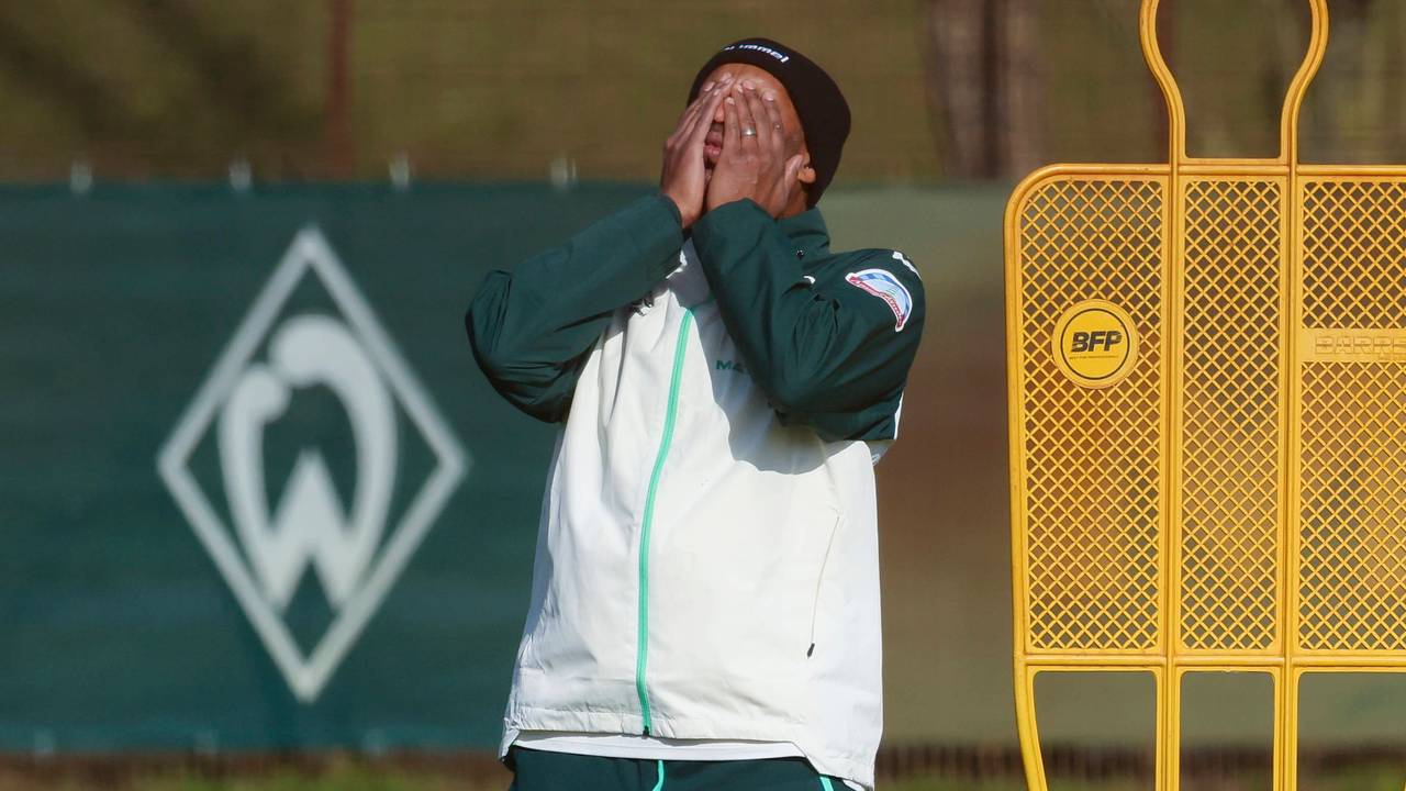 Daniel Thioune hält sich im Training von Werder Bremen die Hände vors Gesicht.