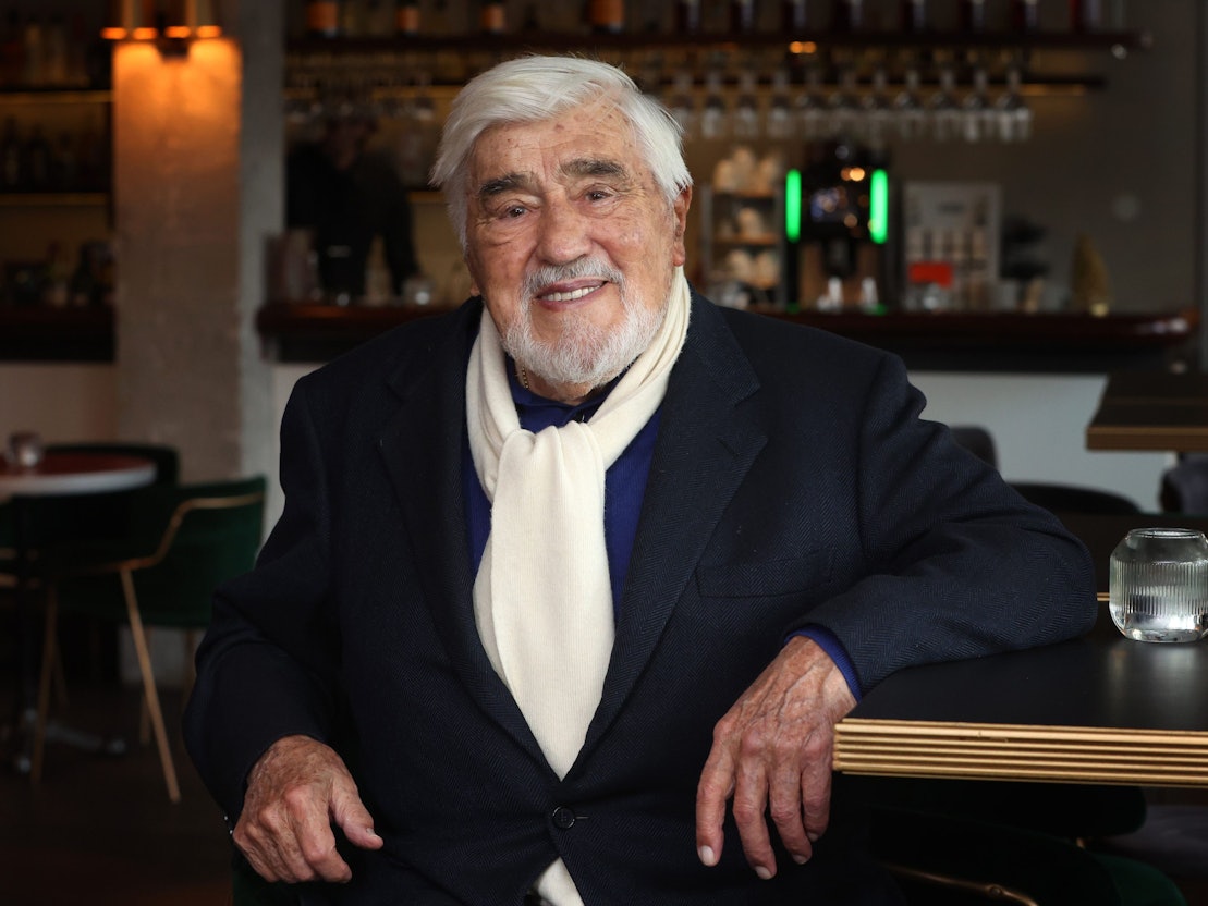 Mario Adorf, Schauspieler, sitzt vor der Matinee der technisch überarbeiteten 4K-Fassung von "Winnetou I" im Cafe des Arri-Kinos.