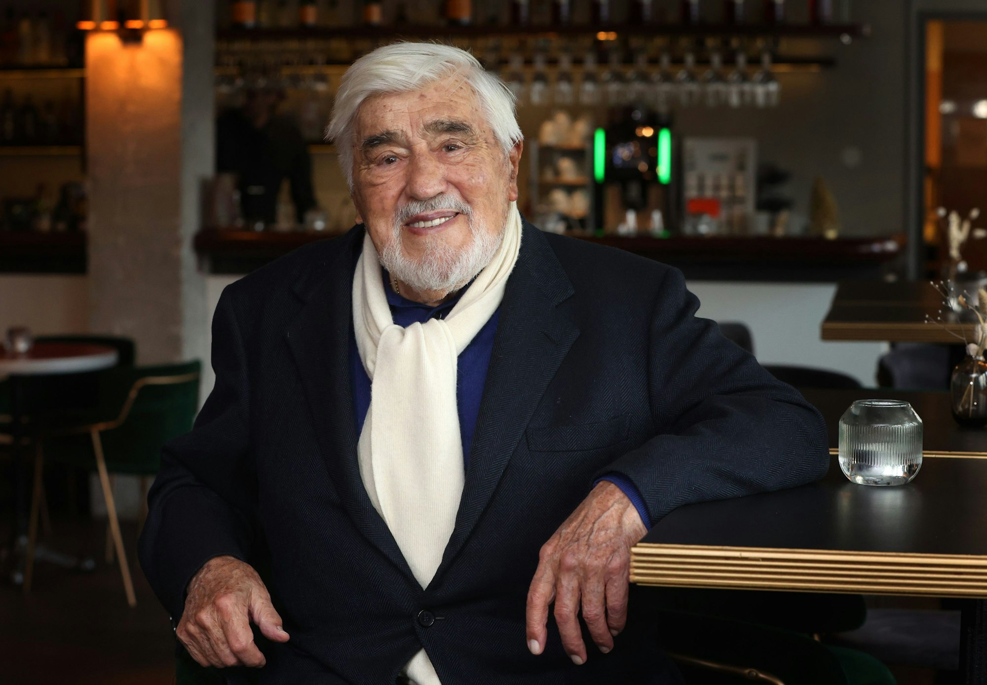 Mario Adorf, Schauspieler, sitzt vor der Matinee der technisch überarbeiteten 4K-Fassung von "Winnetou I" im Cafe des Arri-Kinos.