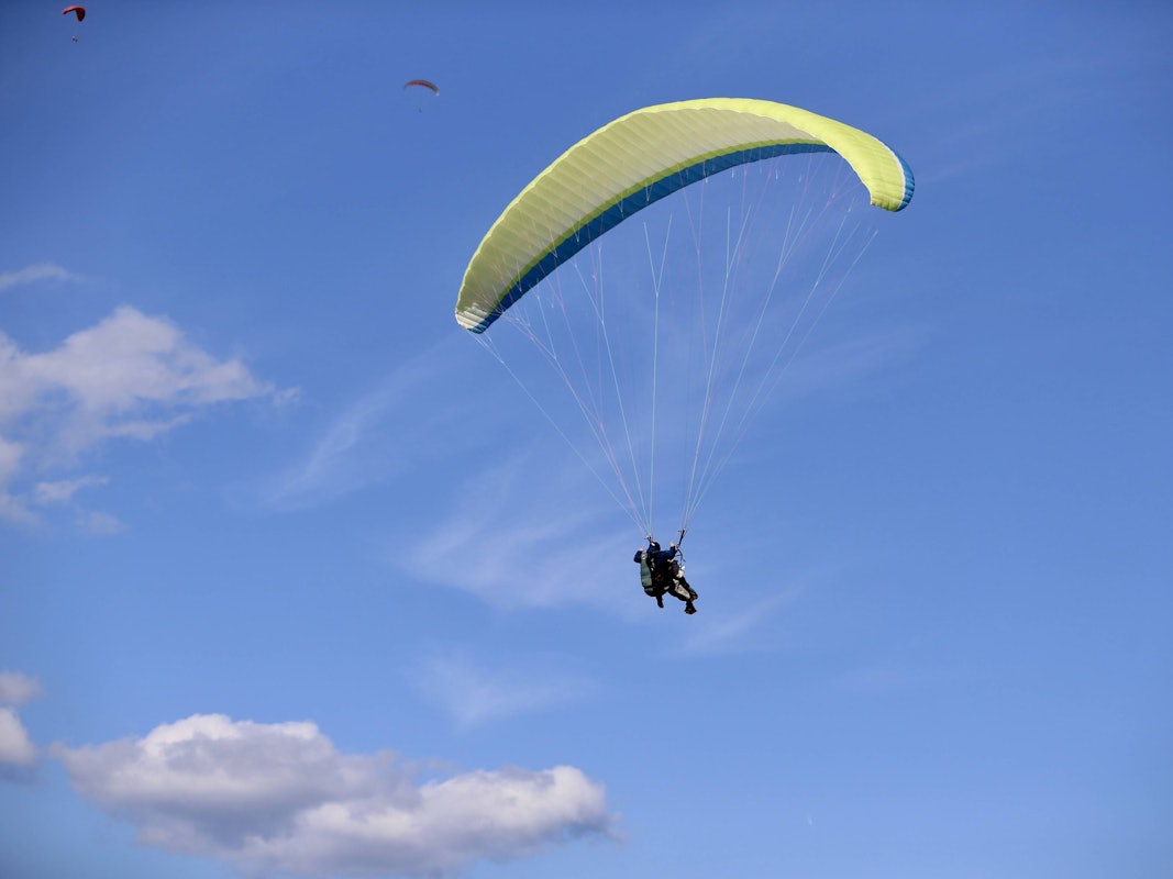 Im Rhein-Sieg-Kreis ist am Donnerstag (9. April 2026) ein Gleitschirmspringer abgestürzt (Symbolfoto).