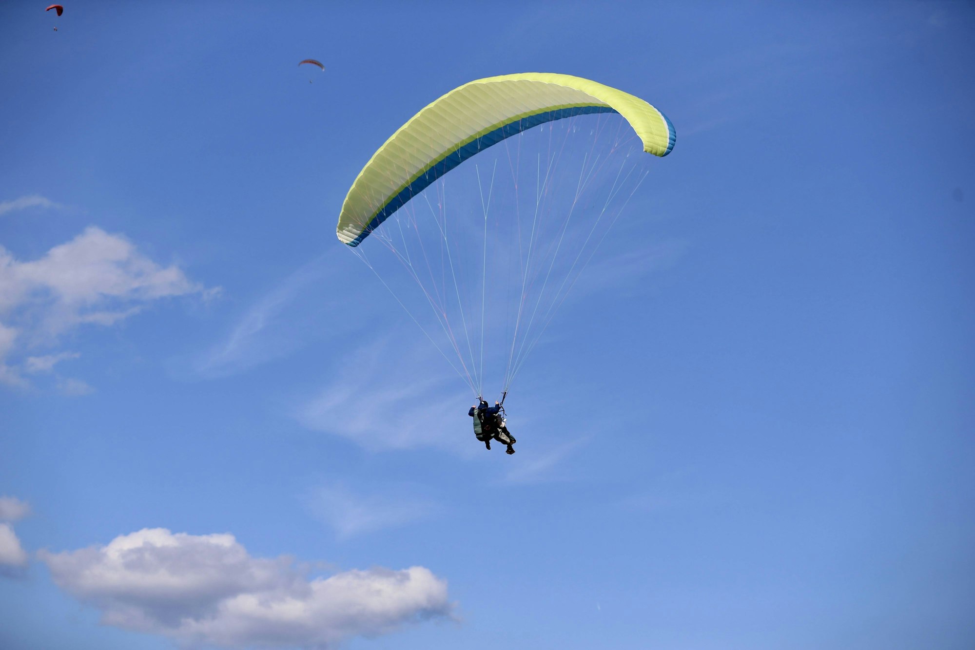 Im Rhein-Sieg-Kreis ist am Donnerstag (9. April 2026) ein Gleitschirmspringer abgestürzt (Symbolfoto).