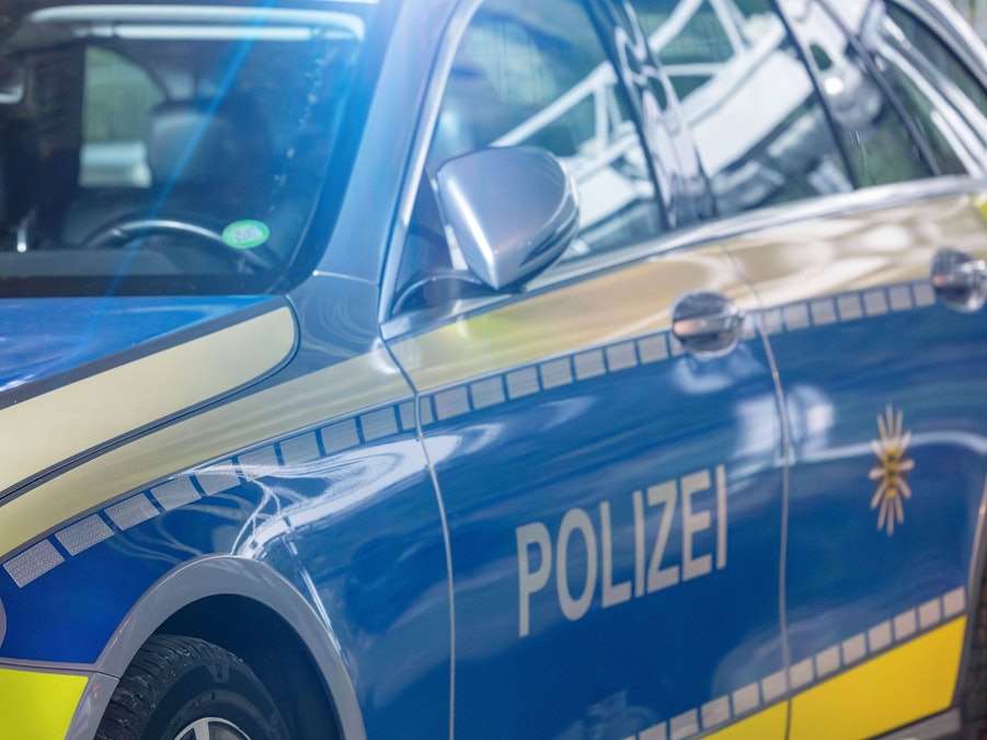 Polizeiauto mit Blaulicht und auffälliger Kennzeichnung