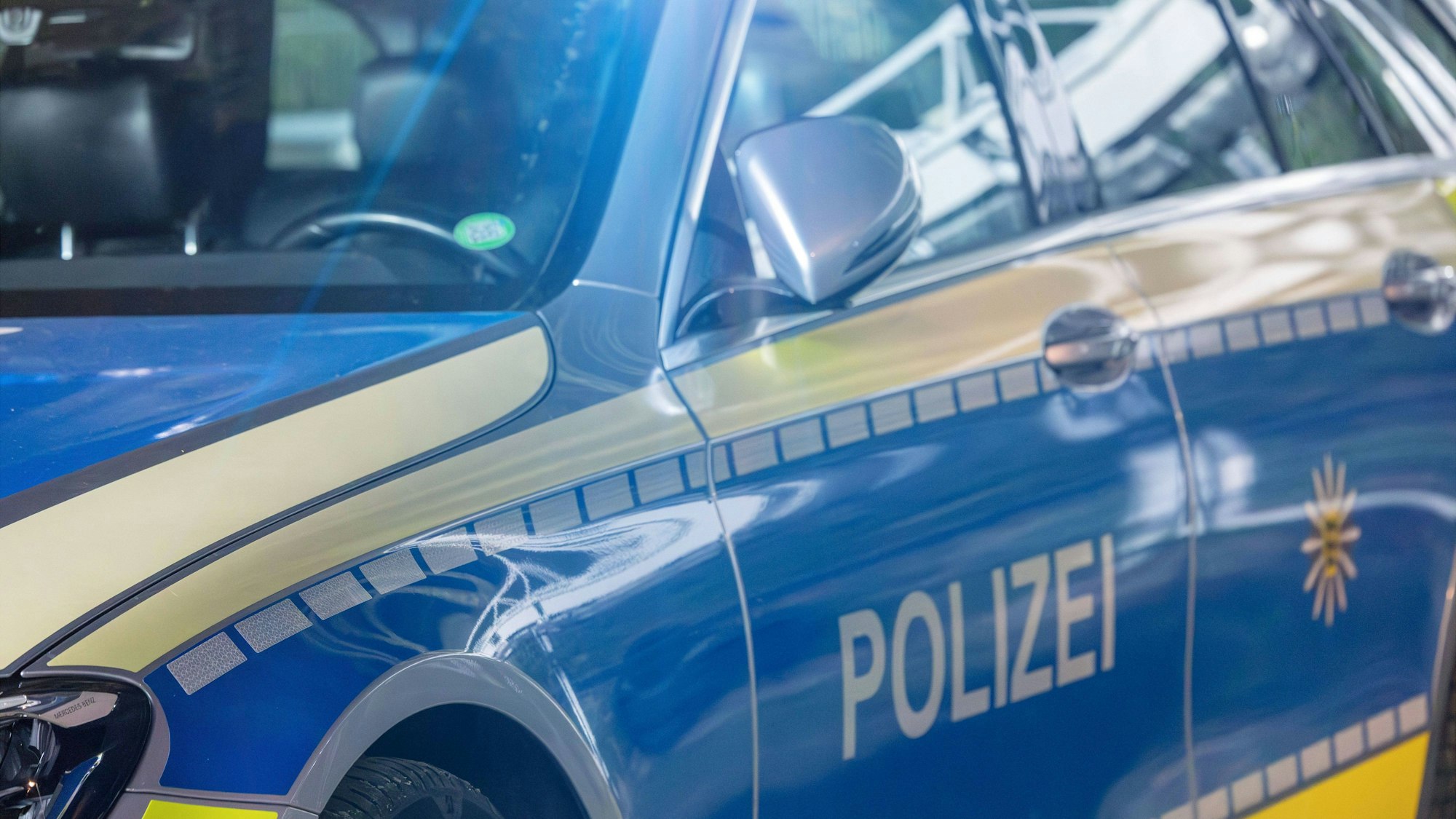 Polizeiauto mit Blaulicht und auffälliger Kennzeichnung