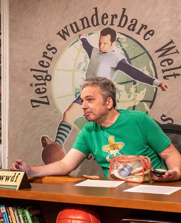 Arnd Zeigler in seinem wunderbaren Fußball-Studio