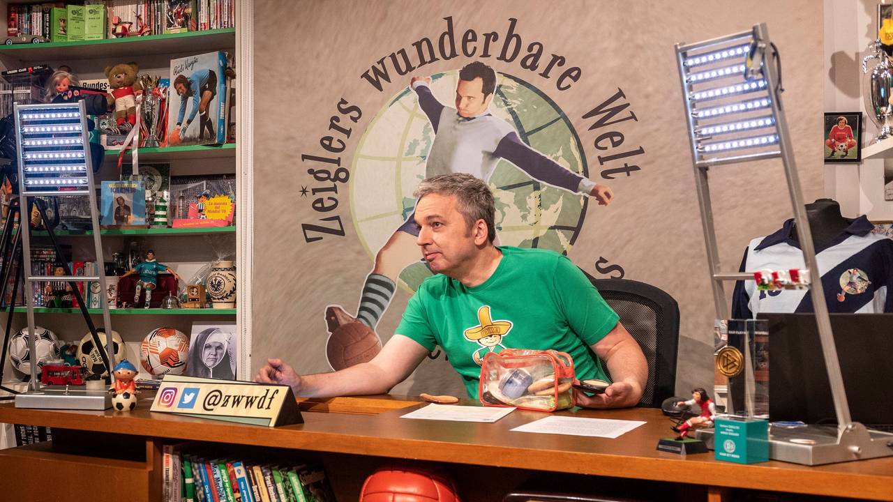 Arnd Zeigler in seinem wunderbaren Fußball-Studio