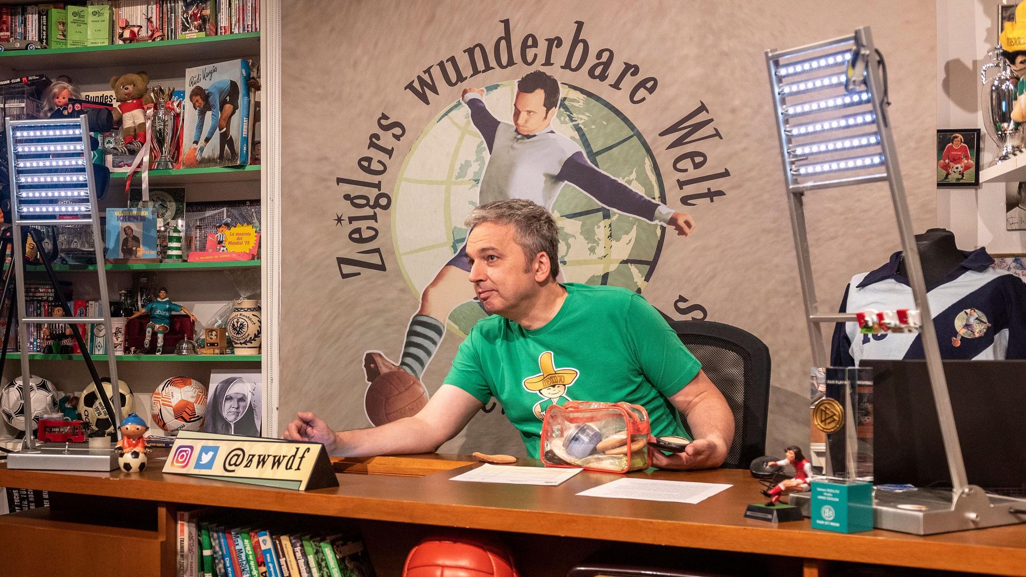 Arnd Zeigler in seinem wunderbaren Fußball-Studio
