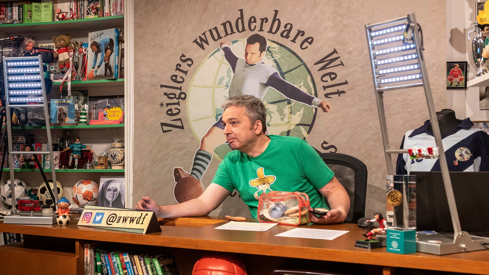 Arnd Zeigler in seinem wunderbaren Fußball-Studio