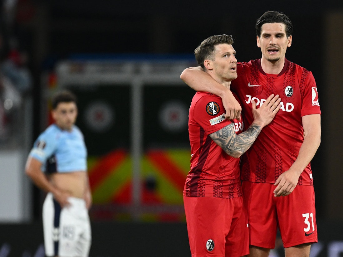 Lukas Kübler (l.) und Igor Matanovic jubeln nach einem Tor.