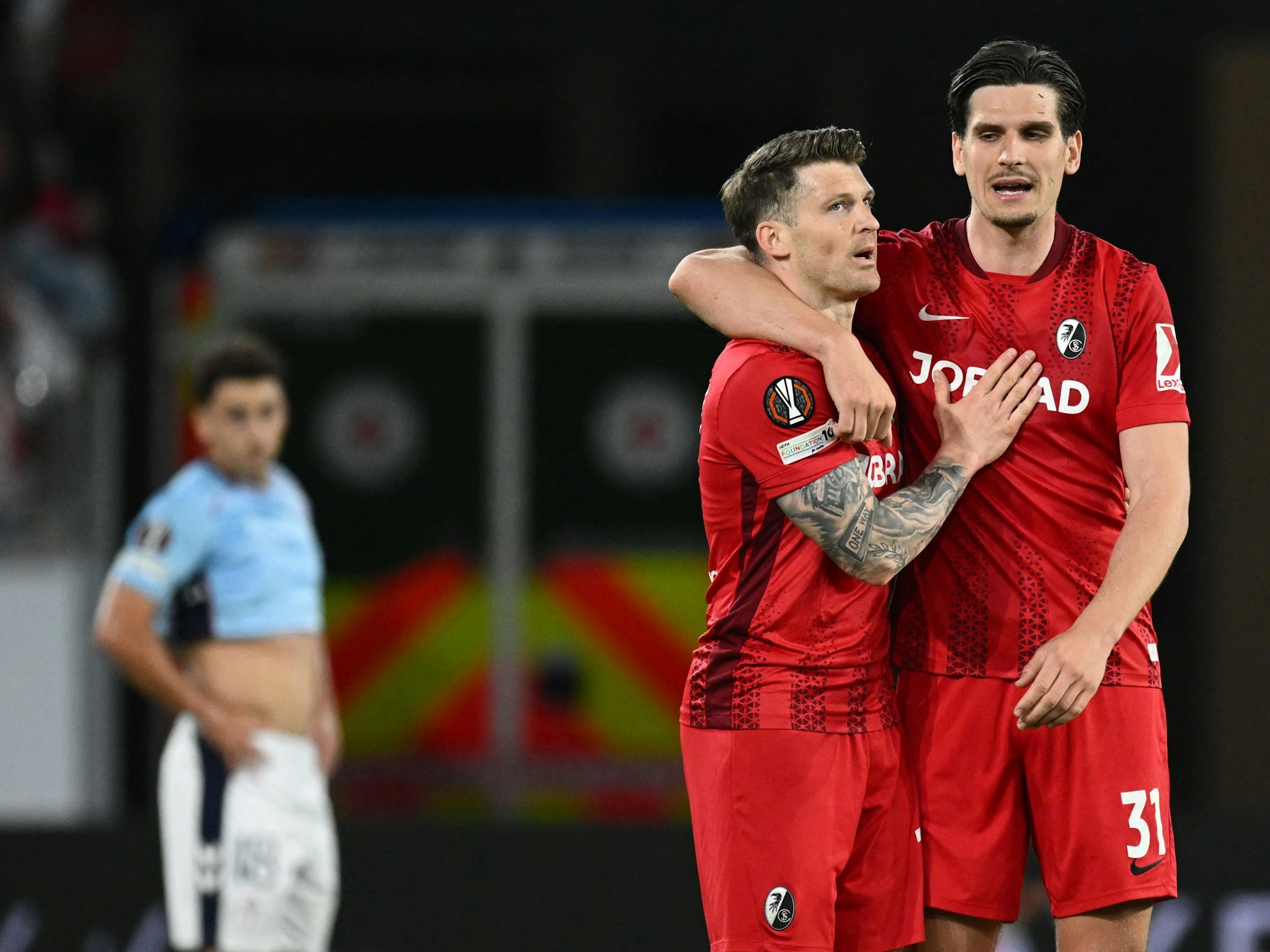 Lukas Kübler (l.) und Igor Matanovic jubeln nach einem Tor.
