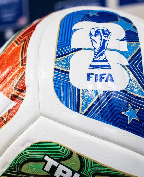 Das Foto zeigt den WM-Ball und dient als Symbolbild.
