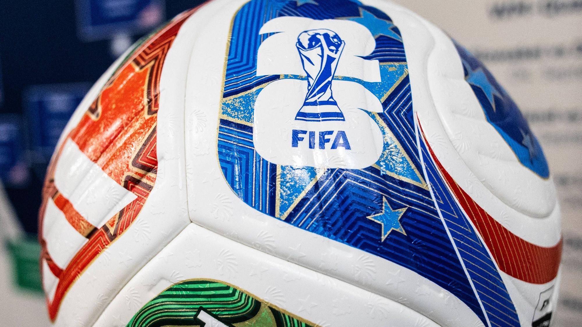 Das Foto zeigt den WM-Ball und dient als Symbolbild.