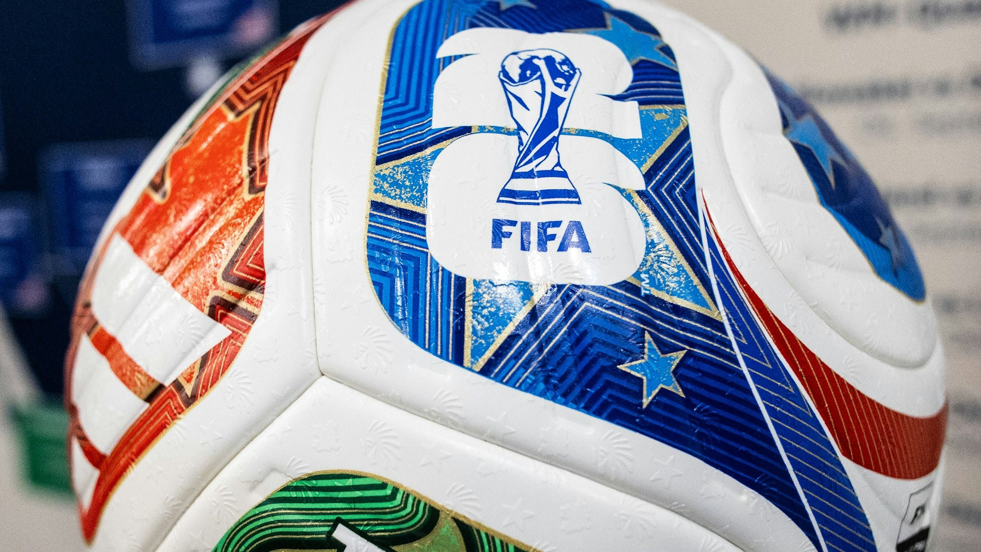 Das Foto zeigt den WM-Ball und dient als Symbolbild.