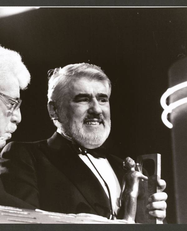 Mario Adorf (r.) und Willy Millowitsch sitzen nebeneinander.