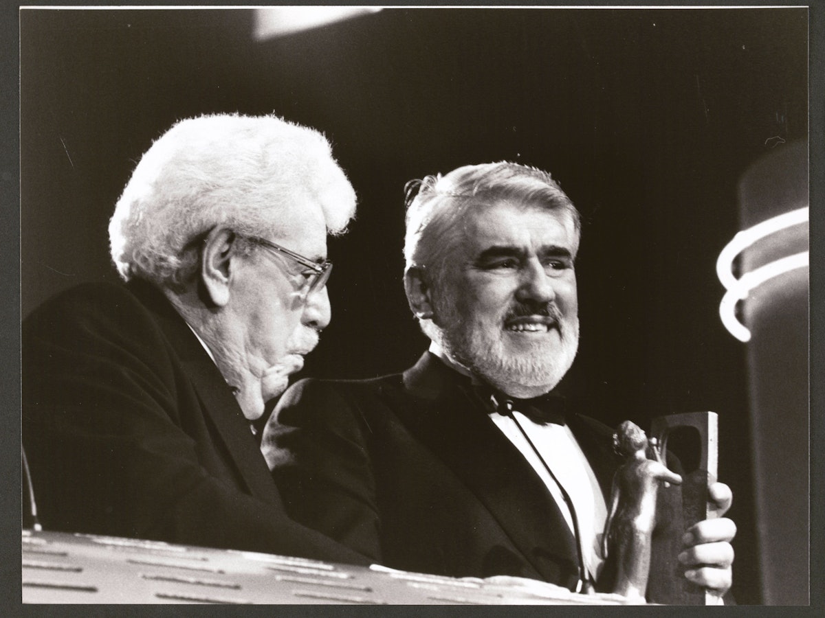 Mario Adorf (r.) und Willy Millowitsch sitzen nebeneinander.