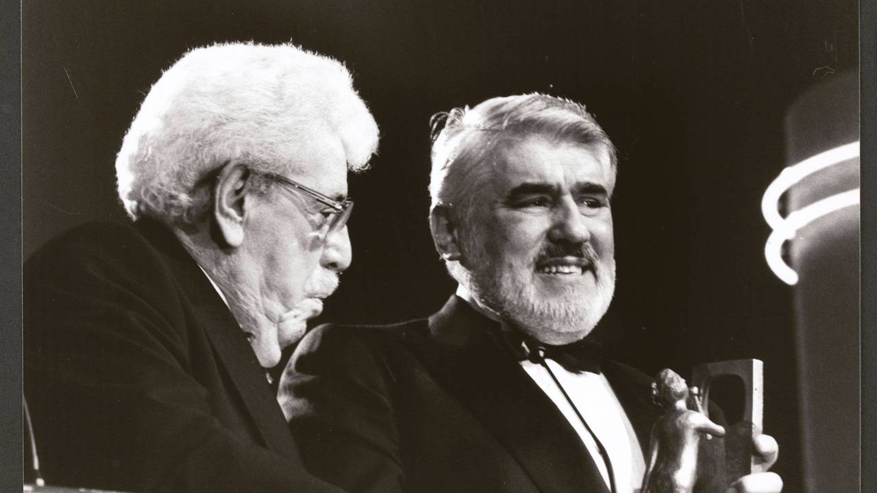 Mario Adorf (r.) und Willy Millowitsch sitzen nebeneinander.
