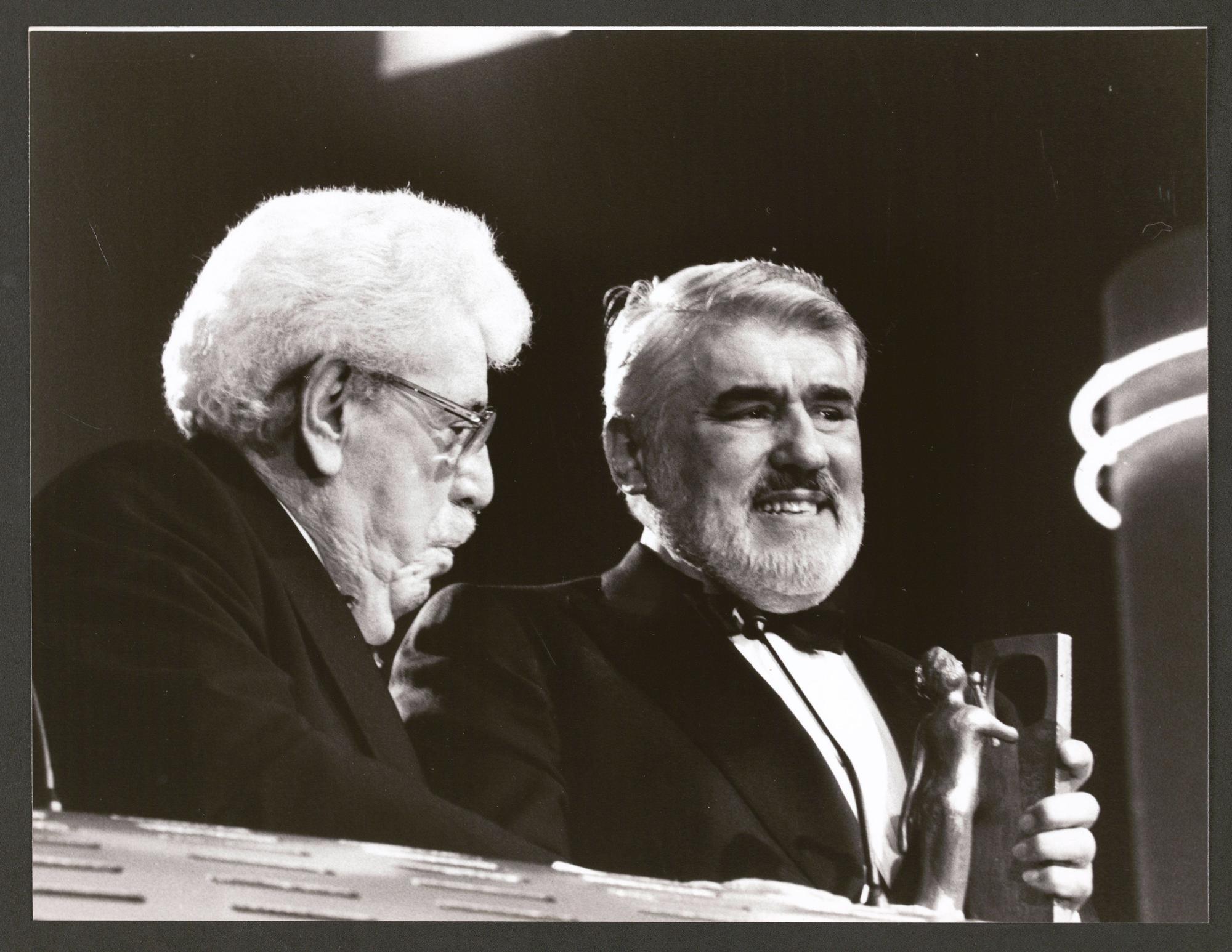 Mario Adorf (r.) und Willy Millowitsch sitzen nebeneinander.