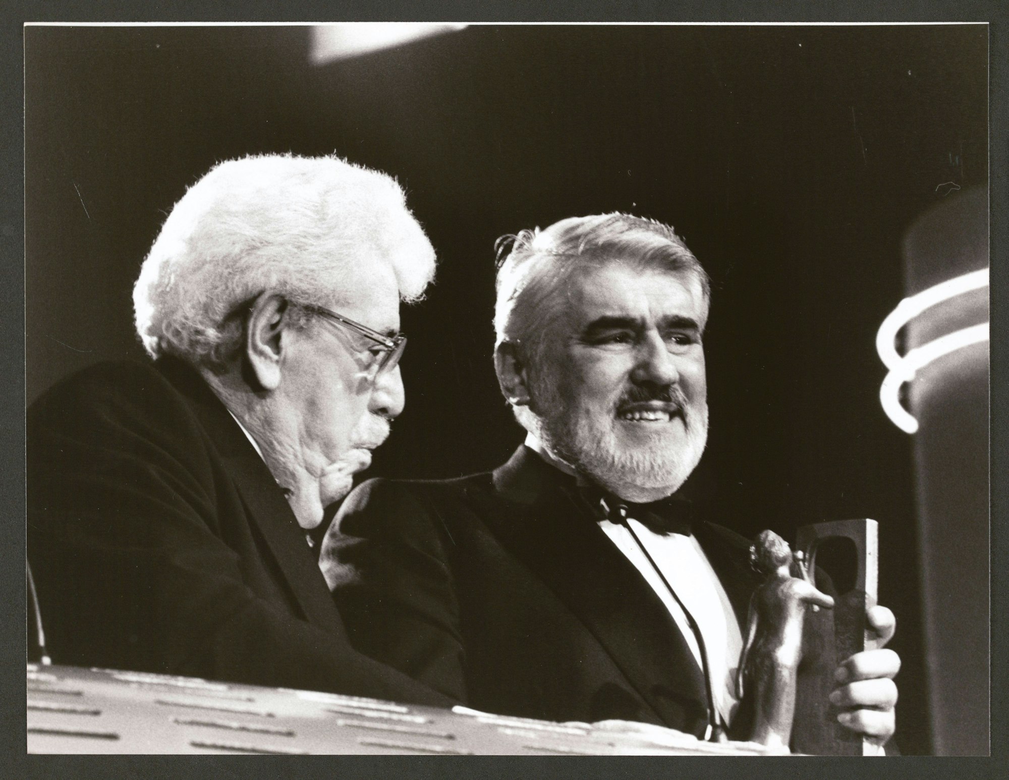 Mario Adorf (r.) und Willy Millowitsch sitzen nebeneinander.