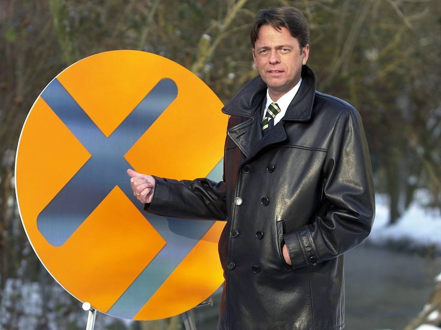 Rudi Cerne und großes Zeichen