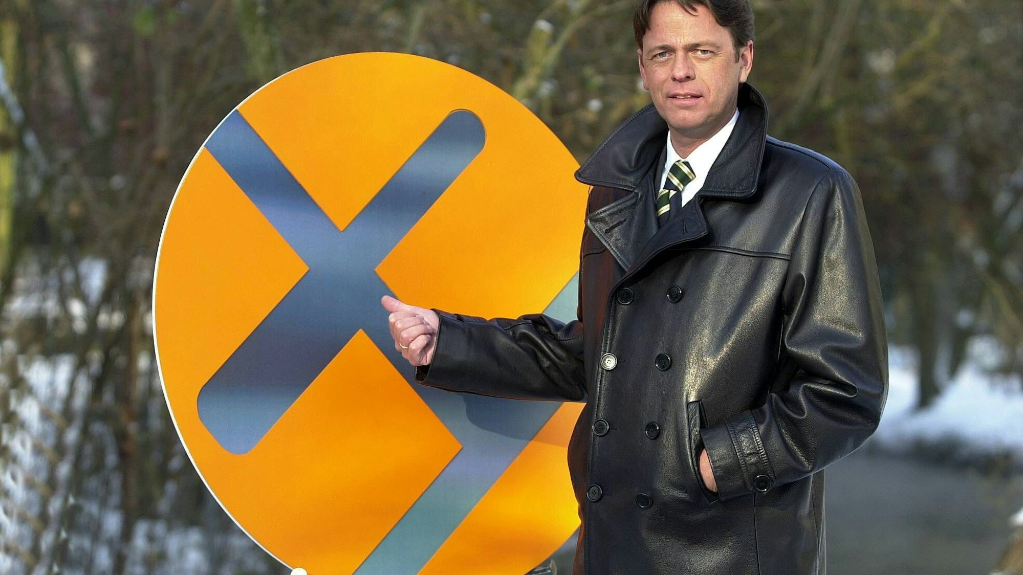 Rudi Cerne und großes Zeichen