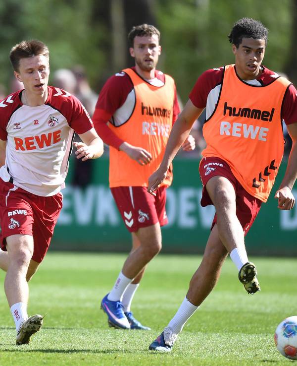 Jahmai Simpson-Pusey am Ball beim Training mit dem 1. FC Köln.