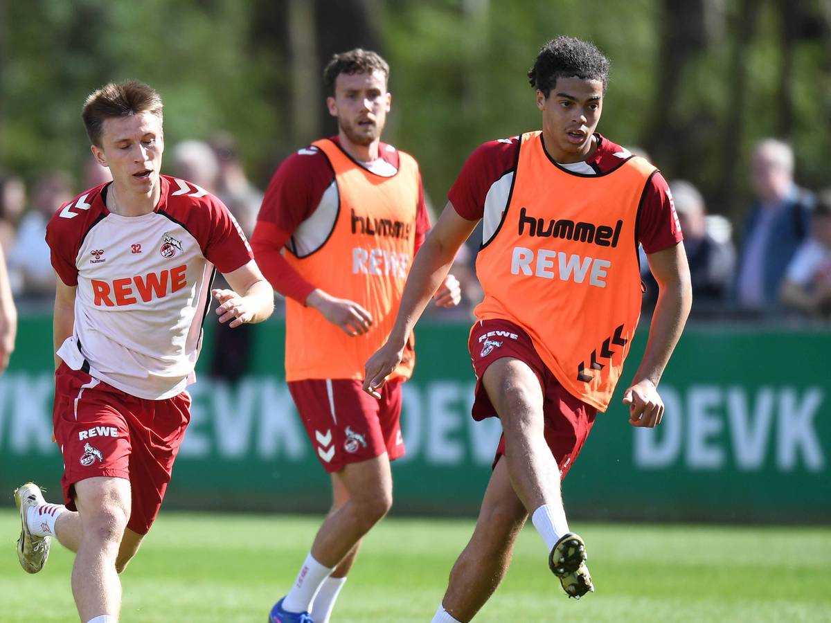 Jahmai Simpson-Pusey am Ball beim Training mit dem 1. FC Köln.