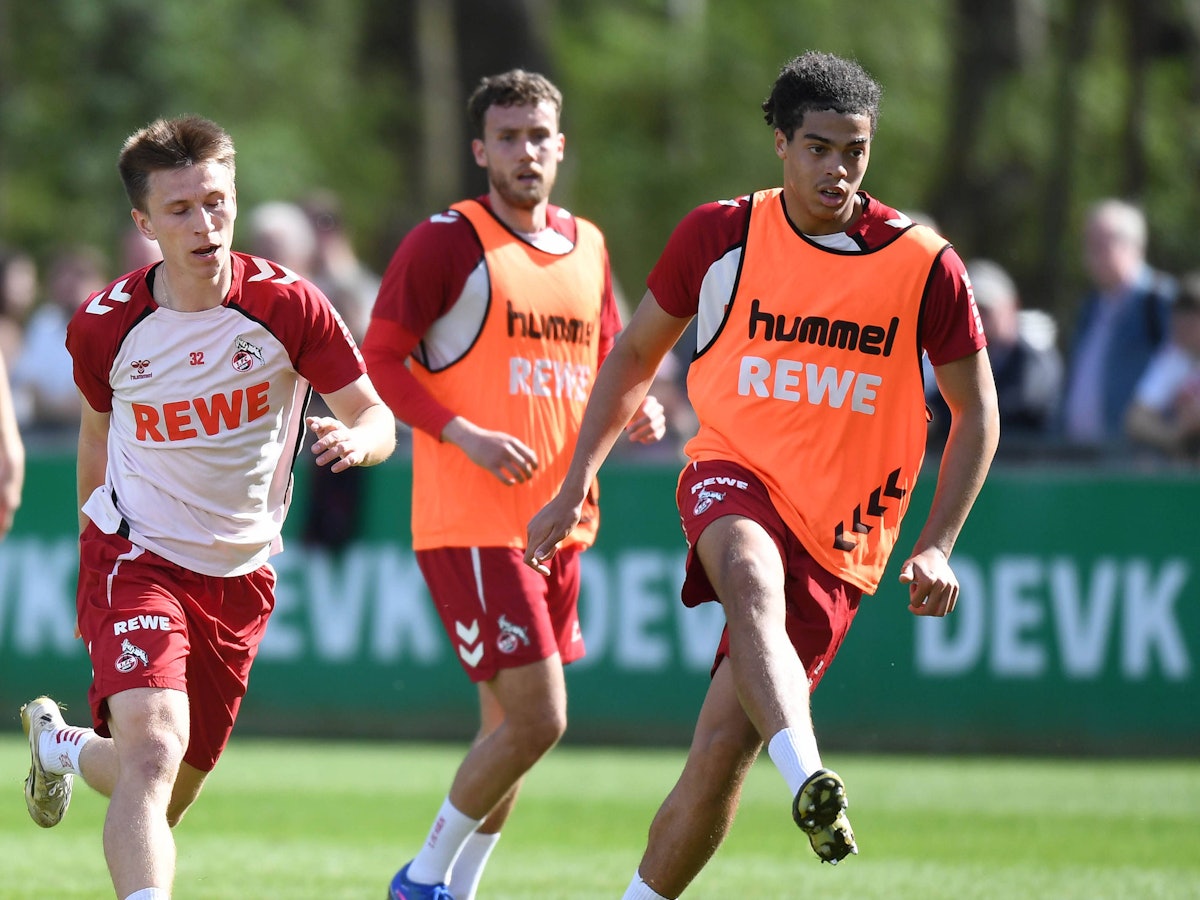 Jahmai Simpson-Pusey passt den Ball im Training, Kristoffer Lund läuft ihm hinterher. Luca Waldschmidt schaut im Hintergrund zu.