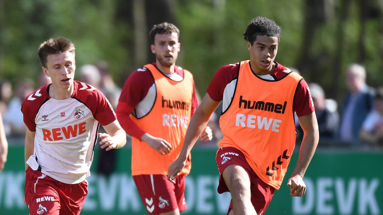 Jahmai Simpson-Pusey am Ball beim Training mit dem 1. FC Köln.