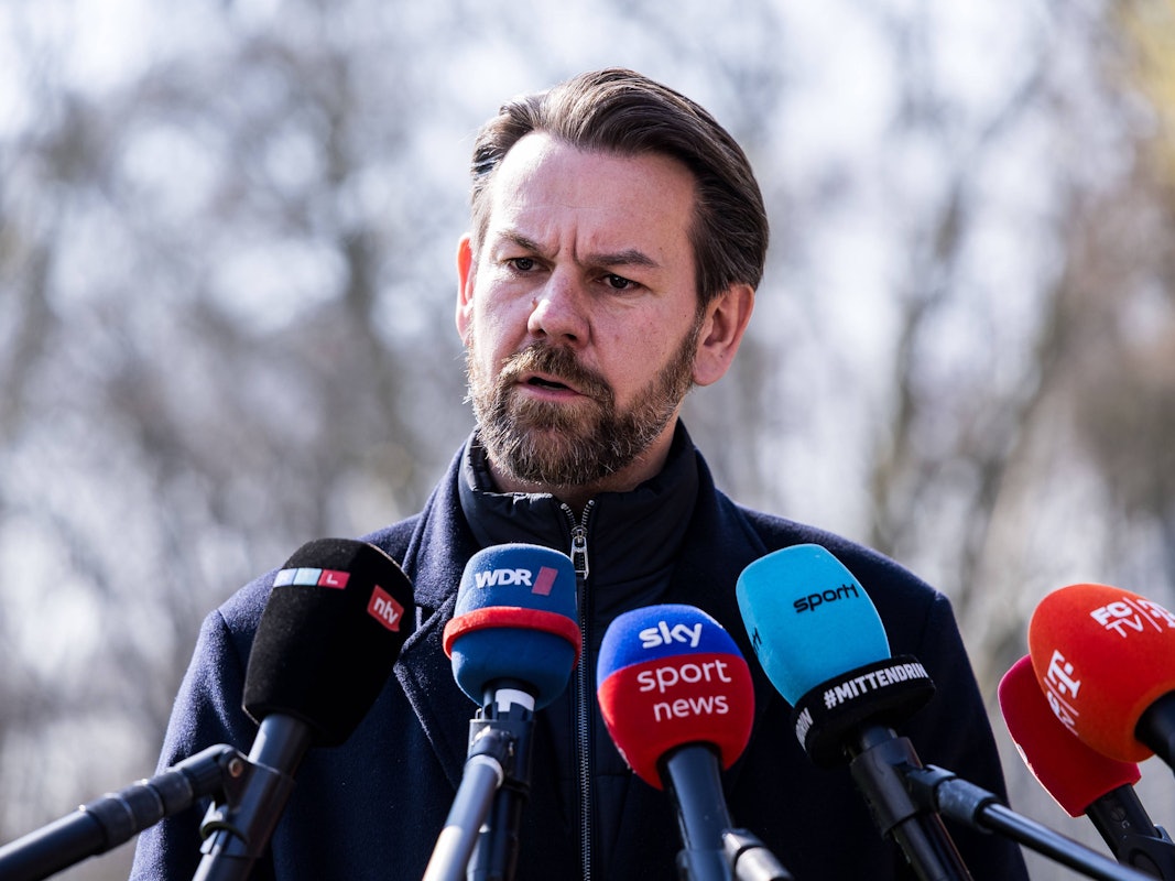 Thomas Kessler spricht bei einer Medienrunde des 1. FC Köln.