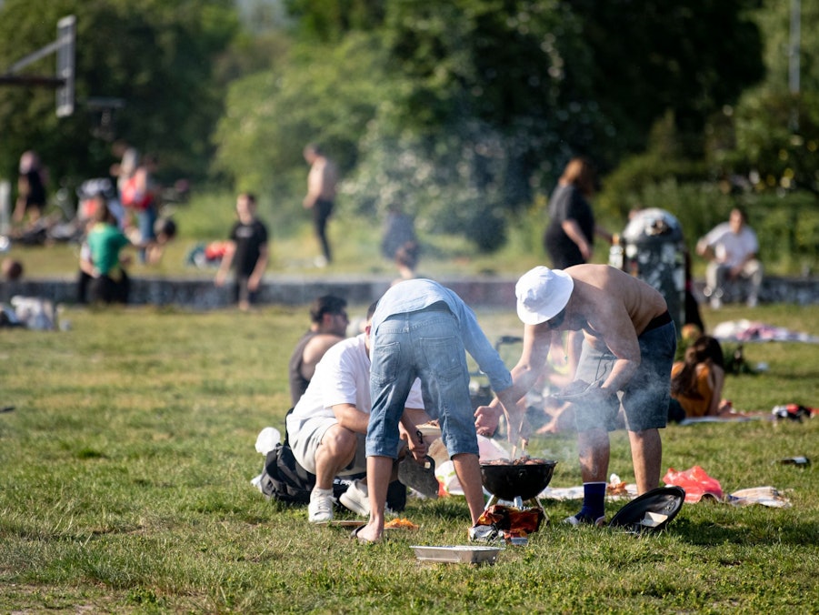 Menschen grillen im Park