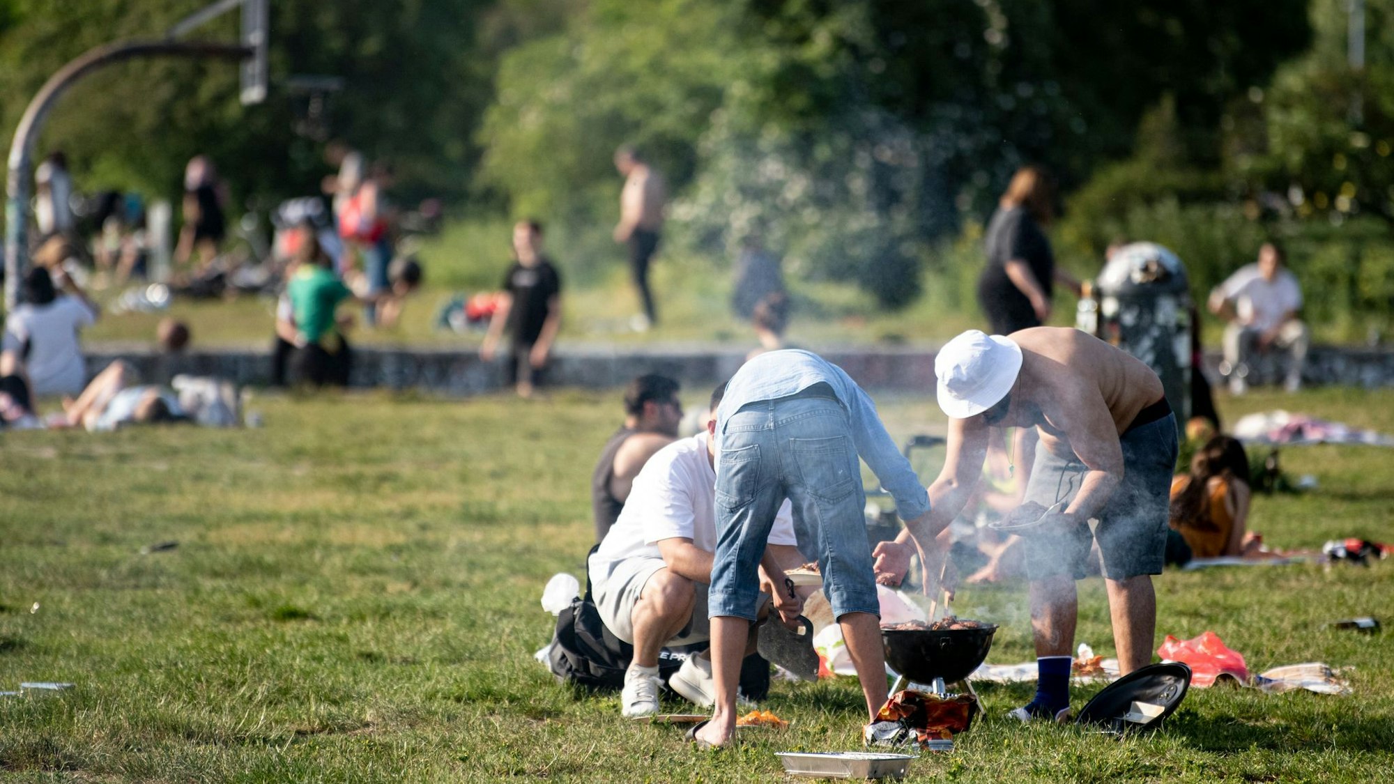 Menschen grillen im Park