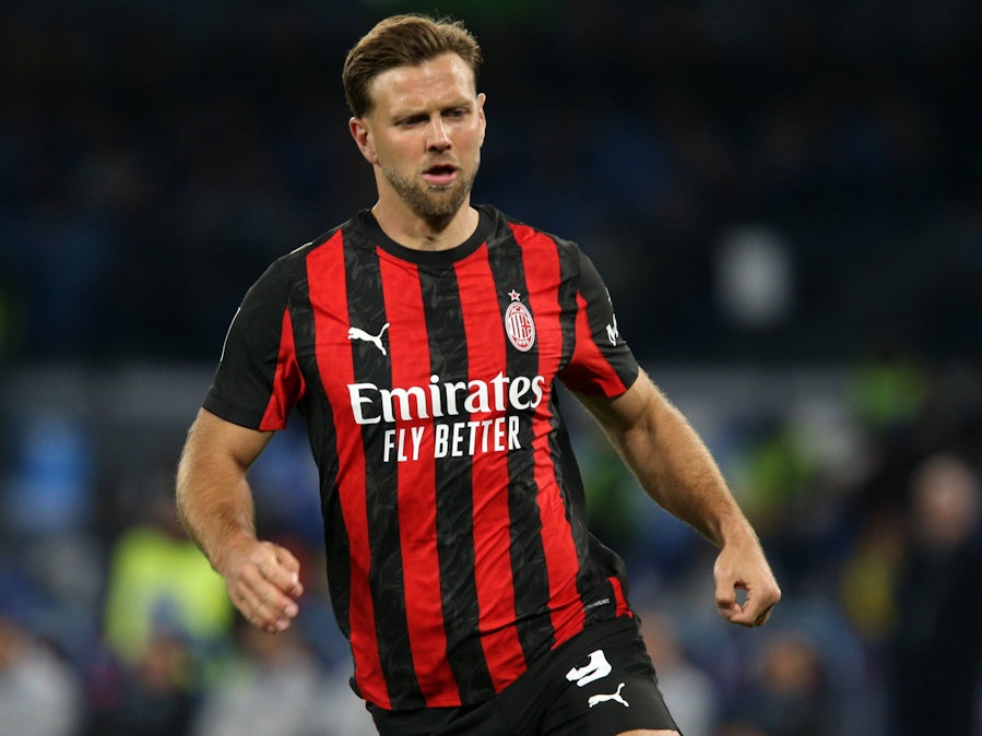 Niclas Füllkrug in rotem und schwarzem Trikot