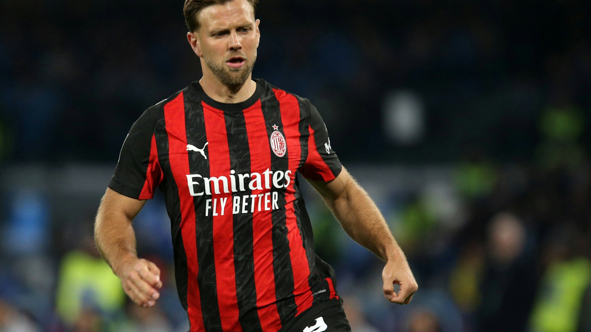 Niclas Füllkrug in rotem und schwarzem Trikot