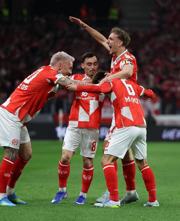 Die Spieler von Mainz 05 jubeln nach dem Treffer.