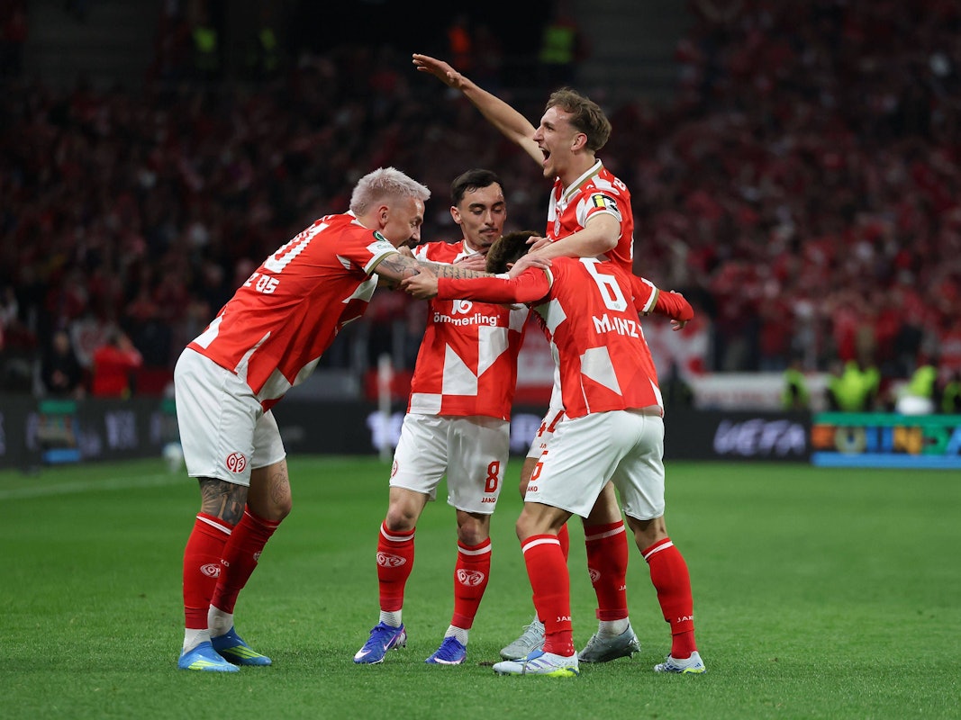Die Spieler von Mainz 05 jubeln nach dem Treffer.
