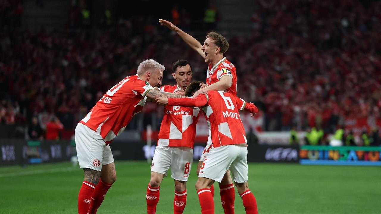 Die Spieler von Mainz 05 jubeln nach dem Treffer.