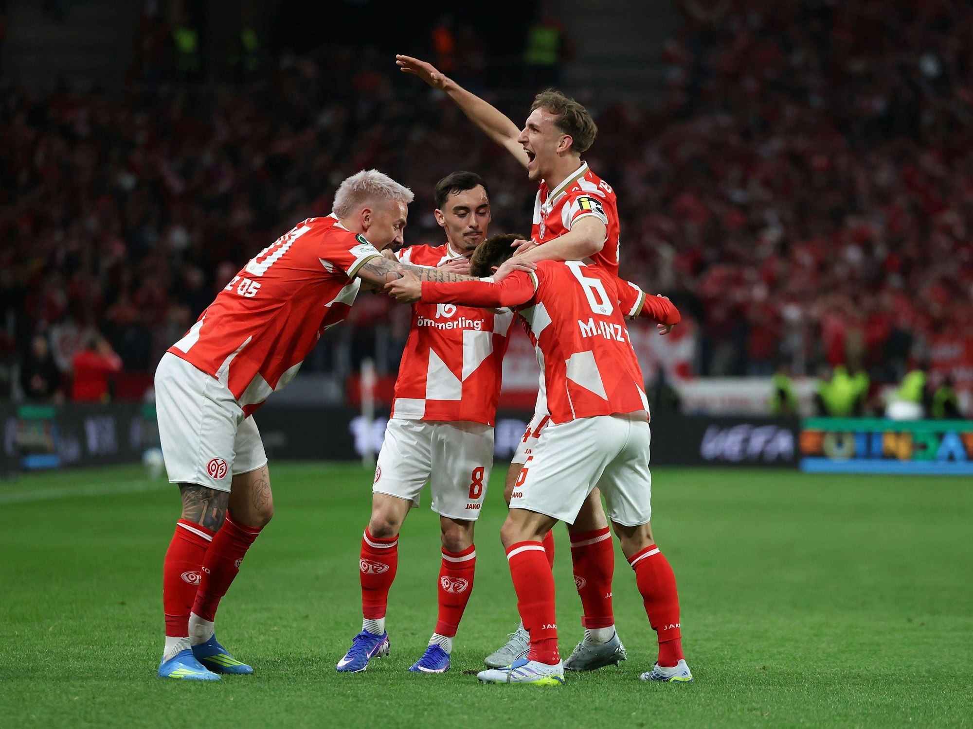 Die Spieler von Mainz 05 jubeln nach dem Treffer.